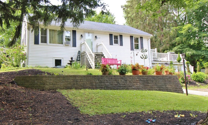 East Aurora Apartment | Executive Style Private Upper Apartment Walk to Village Amenites