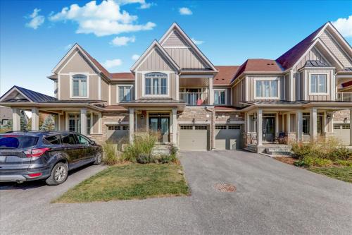 The Blue Mountains House | Executive Town Home-Mountain View-Historic Snowbridge Village, Walking Distance to the Resort