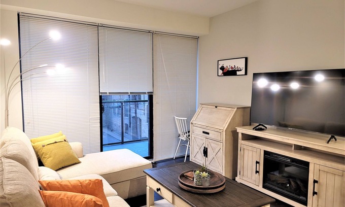 Evanston Apartment | Executively Appointed Condo, w/resort amenities, IND GAR, Pool, Gym+ Biz Lounge