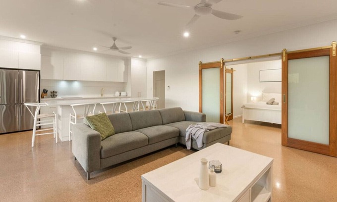 Exmouth House | Exmouth Retreat -3x3 on the canal