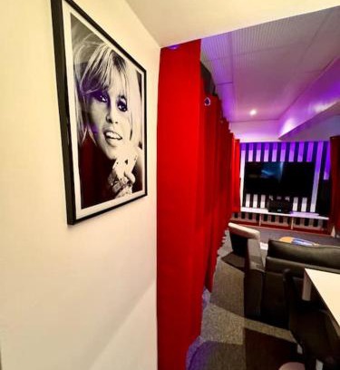 Quartier de la Goutte-d'Or Apartment | Expérience cinéma immersif dans appartement rénové près de Montmartre