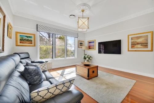 Cotswold Hills House | Expansive Cotswold Hills Retreat with Garden BBQ