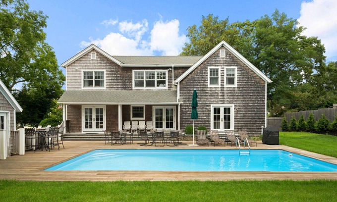 East Hampton North House | Expansive Decking, Large Pool, Perfect for Entertaining, Close to East.