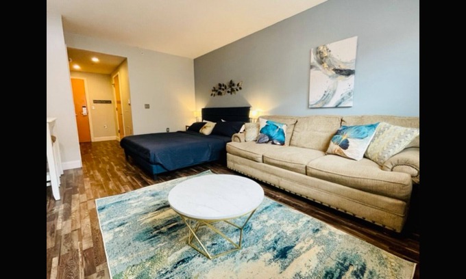 Snowshoe Condo | Expedition 215| Ski in/out, A/C, Central village