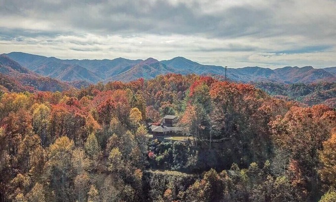 Bryson City House | Experience breathtaking mountain views at Smokey Vista Lodge