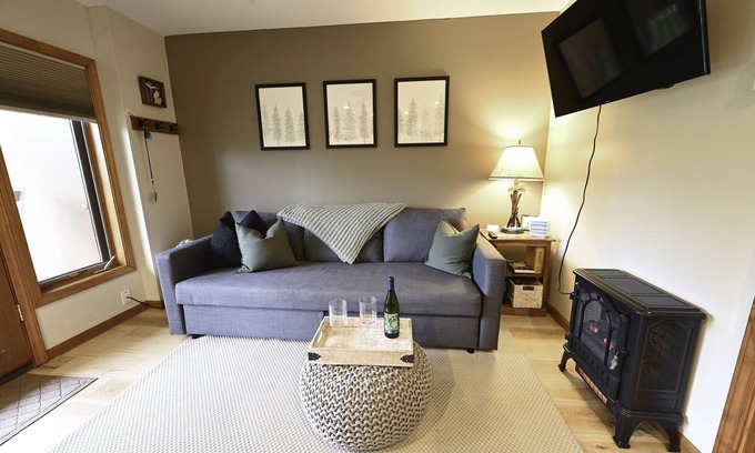 Mancelona Condo | Experience Northern Michigan!Lakes pools, 1 bedroom sleeps 4. On the golf course