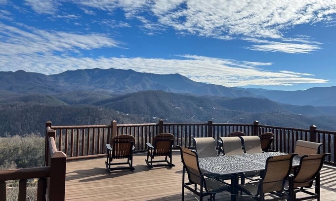 Gatlinburg Cabin | Experience Panoramic Views of the Smokies Updated September Rates! BOOK NOW!