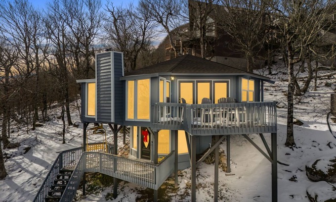 Banner Elk Ski Chalet | Experience Peak Bliss: Ski-In/Ski-Out Haven, 200FT to Lift, Mtn Views Aplenty!