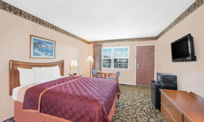 Pecos Hotel | Experience Texas Hospitality in Pecos! W/Seasonal Outdoor Pool, Shuttle Service