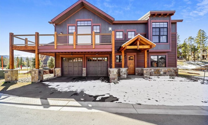 Baldy Mountain House | Experience the charm of Cocoa Cabin, a spacious retreat with stunning views & luxurious amenities!