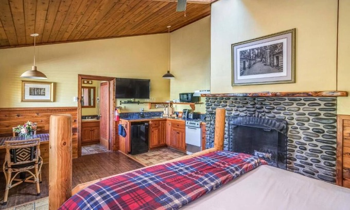 Downtown Cannon Beach House | Experience the Magic of the Coast with Beach Access Nearby!