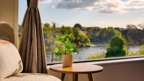 Hamilton House | Experience The Magic of Riverside Living - 5 beds