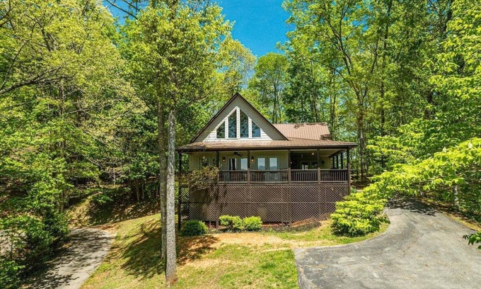 Bryson City Cabin | Experience the serene mountain views at Bruins Den!