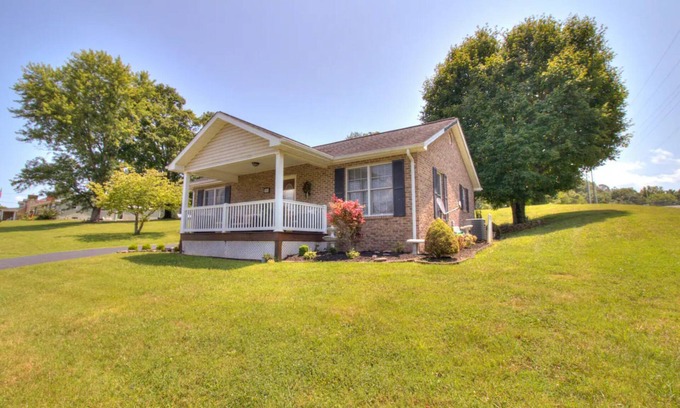 Kingsport House | Experience the serenity of a peaceful neighborhood and the excitement of the city .