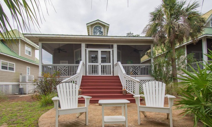 Saint Helena Island Cottage | Experience the Ultimate Beach/Golf Getaway at Firefly Shack - Charming Cottage