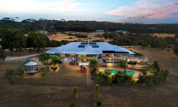 Kingscote House | Experience world-class service at Doyles on the Bay