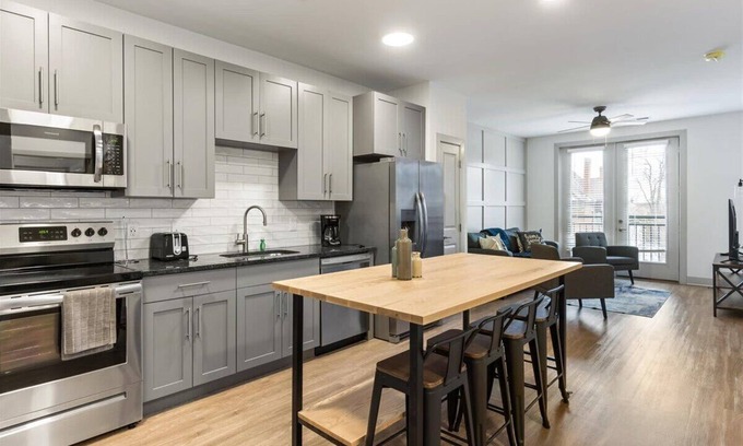 East Walnut HIlls Apartment | Explore Cincy! Stylish Condo by Shops & Dining