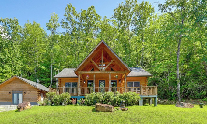 Frank Cabin | Explore Linville Falls: Cabin w/Game Room + Deck!