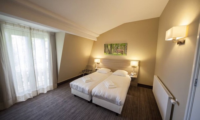 Beekbergen-West Hotel | Explore the Dutch Outdoors Without Compromising Comfort! Free Parking, Dining!