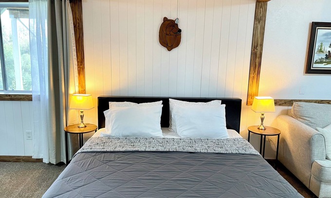 Ahwahnee Cabin | Explorer Suite - Sierra Mountain Lodge Vacation Rentals - Ahwahnee CA