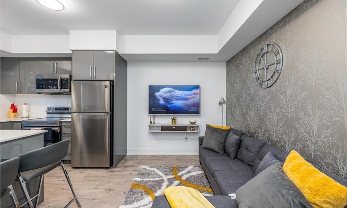 Niagara Falls Apartment | Exquisite 2 Bedroom Apt, mins to the falls.