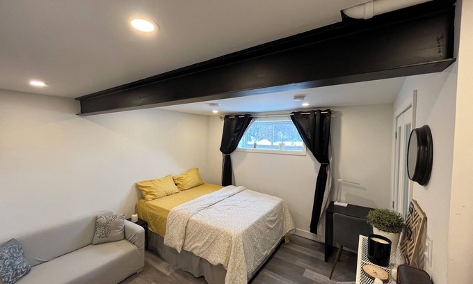 Plateau House | Exquisite Black & White Apartment with Unparalleled Charm
