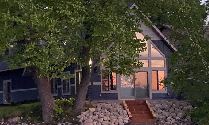 Alexandria House | Exquisite Cottage on Lake Brophy. Lic1971