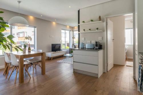 Sea Point Apartment | Exquisite Lion's Head Views in Bantry Bay
