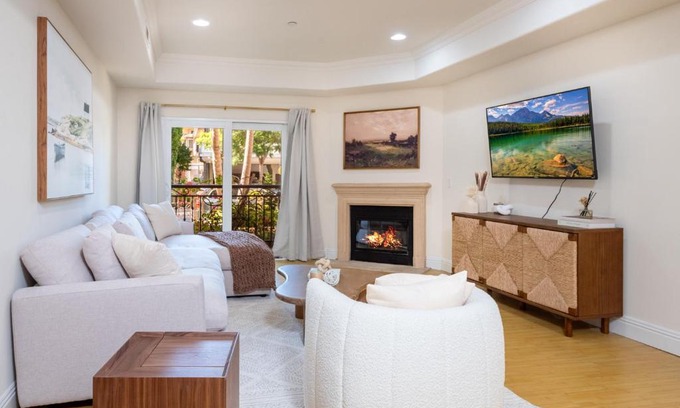 West Los Angeles Apartment | Exquisite Modern 2BR Apt in Prime Location!