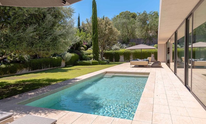Son Vida Villa | Exquisite modern villa in Son Vida with a wide outdoor garden and pool.