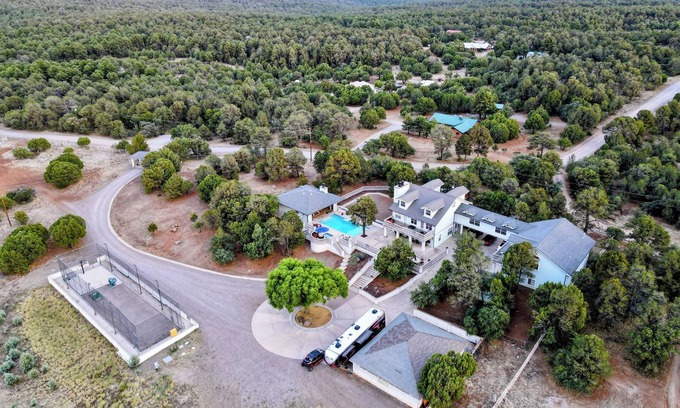 Tyrone House | Exquisite Mountain Estate with Pool [Entire Home]