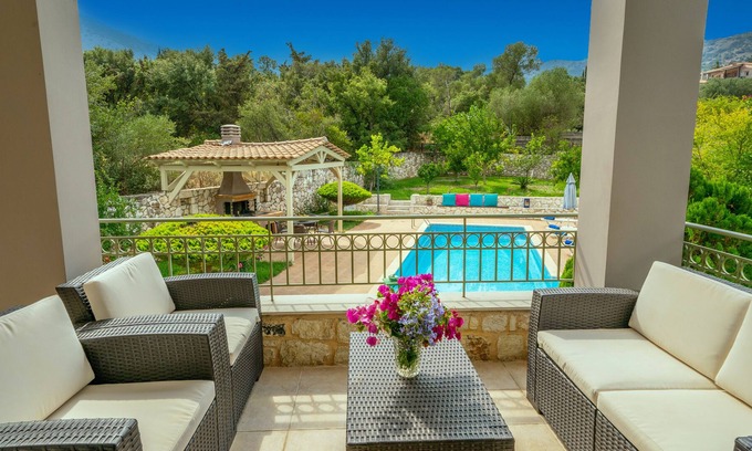 Logarata Villa | Exquisite Villa with Private Pool, Garden, Billiards, quiet, rural location