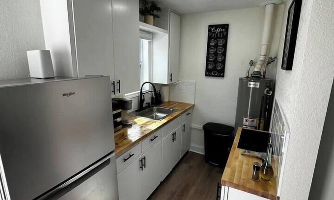 Sunnyside House | Extended Stay~ Private 1BD/1Bath ~Fenced in Yard!