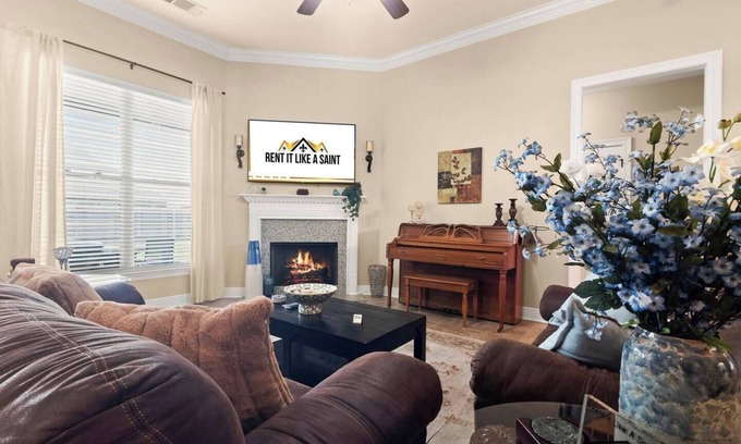 Lake Charles House | Extended Stay with Fast WiFi, 2 Luxurious King Beds | Business Ready + Pet Friendly | Garage Parking