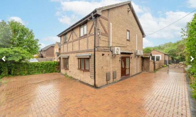 Little Stukeley House | Extensive 4 bed close to Peterborough