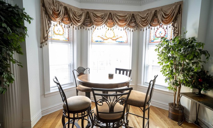 Lake View East Apartment | Extra Large Authentic Chicago Graystone walk to Wrigley, Lakefront & Restaurants