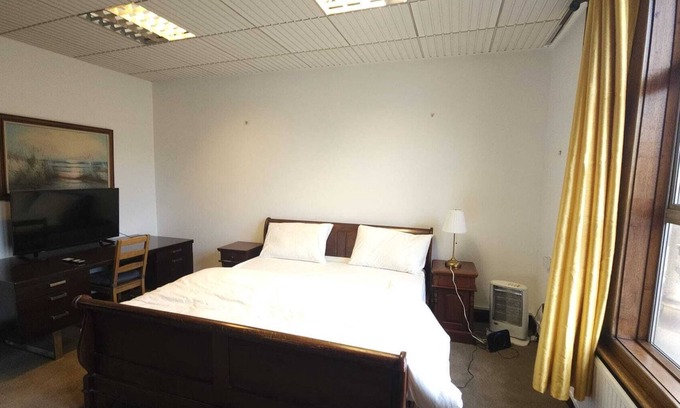 Larkhall Apartment | Extra Large Double Room with Shared Bathroom