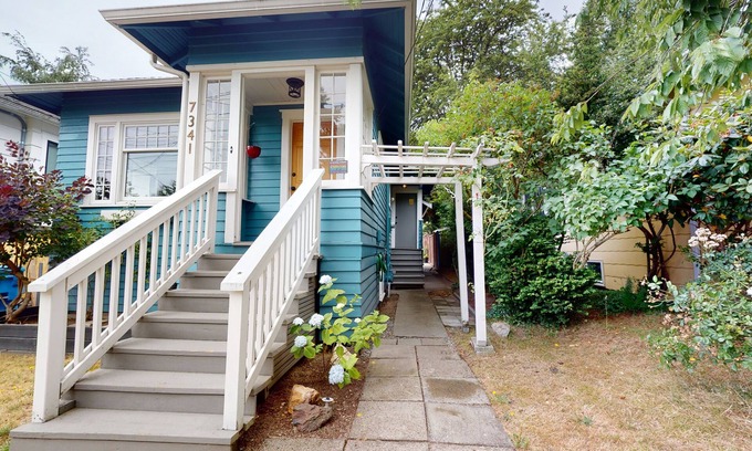 Loyal Heights House | "Extra Space" guest room in Ballard