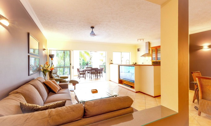 Edge Hill Apartment | Extra-spacious 2-bed at The Lakes – 4 pools, free parking, fast Wi-Fi, balconies