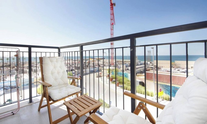 Jumeira 1 Apartment | Extraordinary Apartment in Le Pont 1