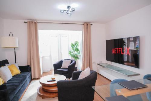 Rochester House | Extraordinary Tranquil Rochester Free Parking X 2