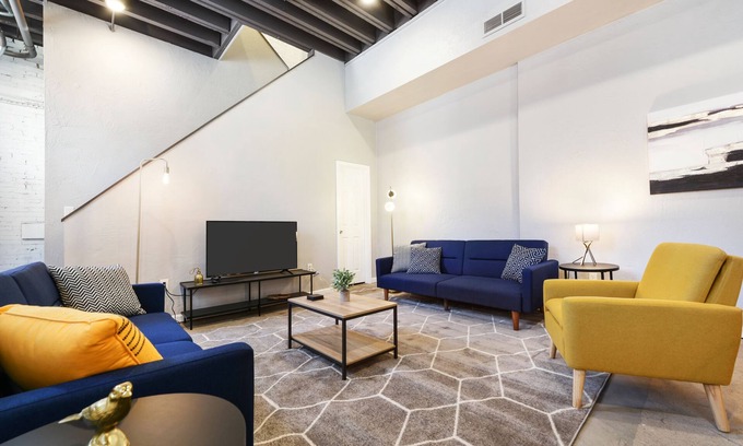 South Side Flats House | Extravagant Duplex 6BR-4BR! Garage/Sleeps 16!
