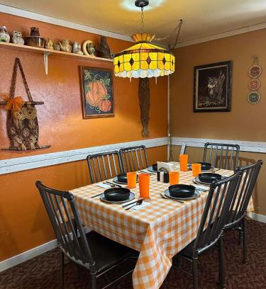 Lawton House | EZ 1 mile to Fort Sill! Pumpkin Cottage sleeps 9, grills, firepit, laundry
