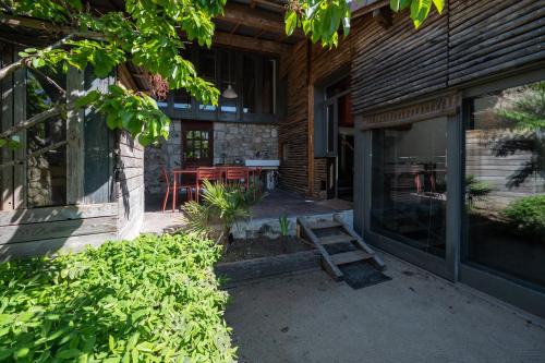 Saint-Julien-du-Serre House | Eza - Gîte pour 6 voyageurs avec jardin