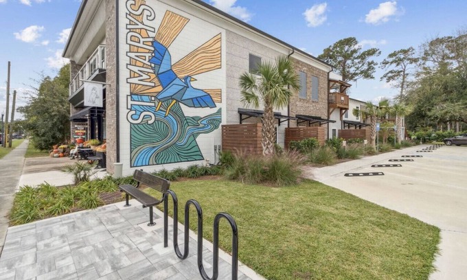 St. Marys Apartment | #F 2-Bedroom Apt DT - Steps from Shops & Dining