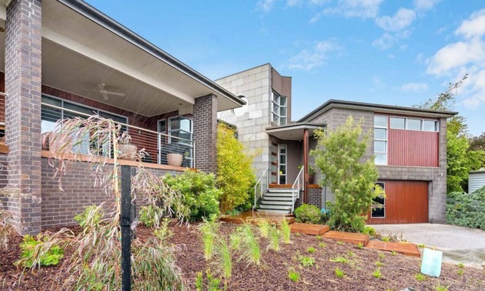 Golden Point House | F-DUN001 · Architectural marvel: Walk to Sovereign Hill & CBD