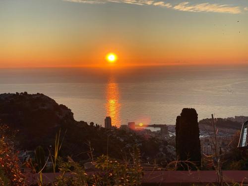 La Turbie Villa | F1 4-Bedrooms Villa with Parking, AC & Pool 8 to 10 guests