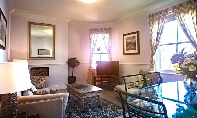 Abingdon Apartment | F2 54 ABINGDON ROAD - FANTASTIC FLAT WITH 3 DOUBLE BEDROOMS IN KENSINGTON
