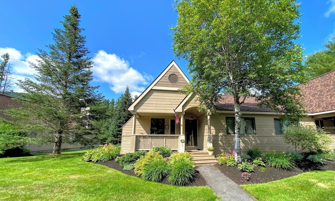 Bretton Woods House | F3 Well appointed Townhome, short walk to Mount Washington Hotel, minute to ski area, Dog friendly!