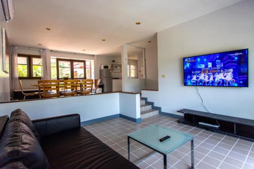 Kram House | F4 Beach house Kitchen BBQ 3 bedrooms Large yard